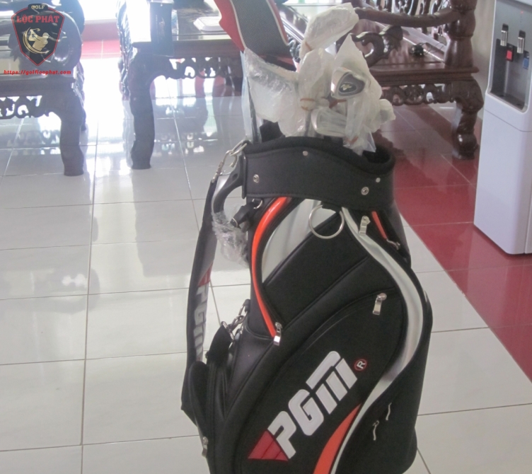 Bộ gậy Golf dành cho khách hàng mới tập chơi bao gồm 13 gậy và túi đựng gậy hàng PGM nhập khẩu.